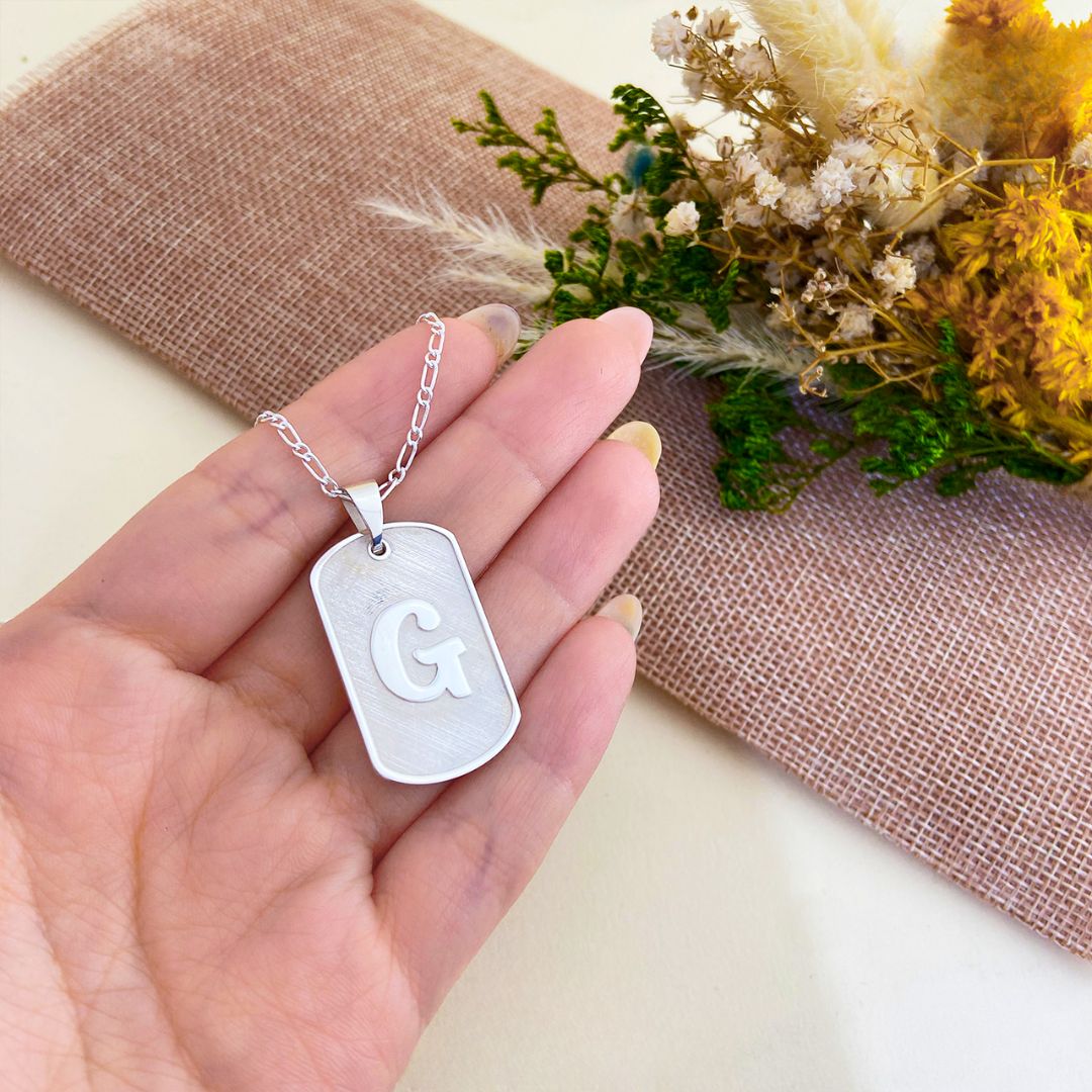 COLLAR PLACA CON LETRA