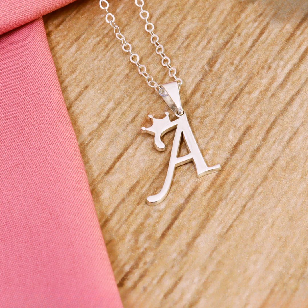 COLLAR LETRA + CORONA