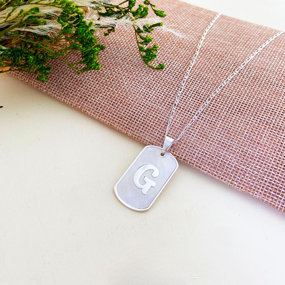 COLLAR PLACA CON LETRA
