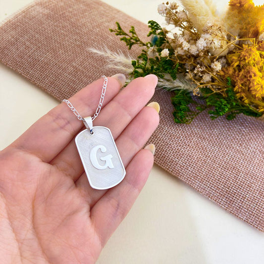 COLLAR PLACA CON LETRA