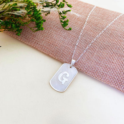 COLLAR PLACA CON LETRA